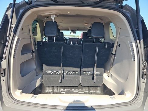 Used 2023 Chrysler Pacifica Touring-L image 7