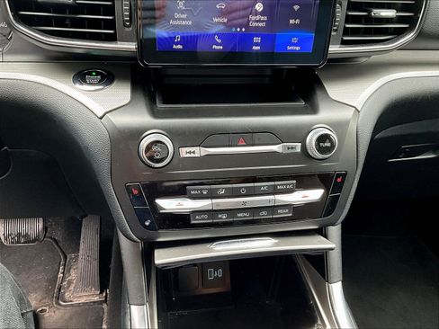 Used 2020 Ford Explorer XLT w/ Equipment Group 202A AWD/4WD image 15