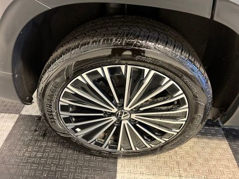 Certified 2025 Volkswagen Taos SE image 14