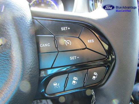 Used 2025 Chrysler Pacifica Limited FWD image 34