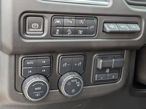 Used 2022 Chevrolet Suburban High Country image 25