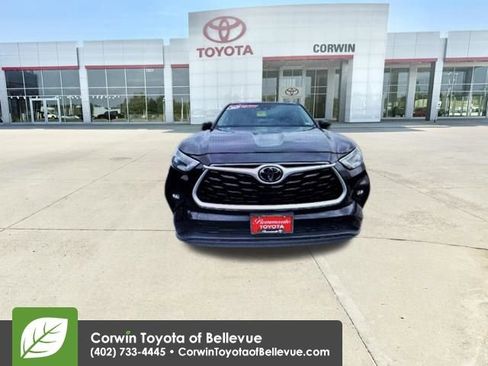 Used 2024 Toyota Highlander LE AWD/4WD image 7