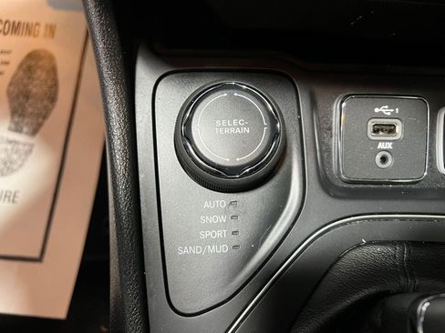 Used 2021 Jeep Cherokee Latitude Plus image 14