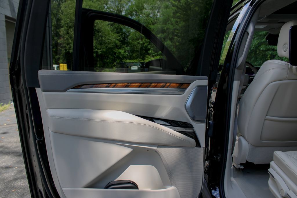 Used 2025 Cadillac Escalade ESV Sport Platinum AWD/4WD image 25