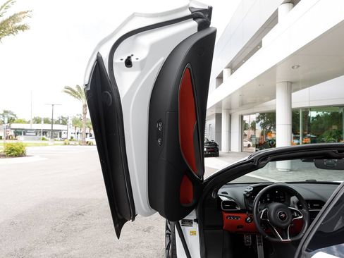 Used 2025 McLaren Artura Spider RWD image 54