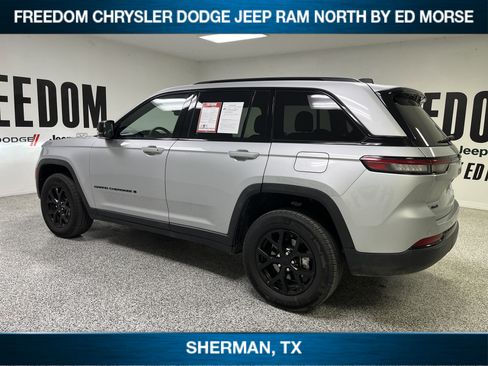 Used 2025 Jeep Grand Cherokee Altitude image 6