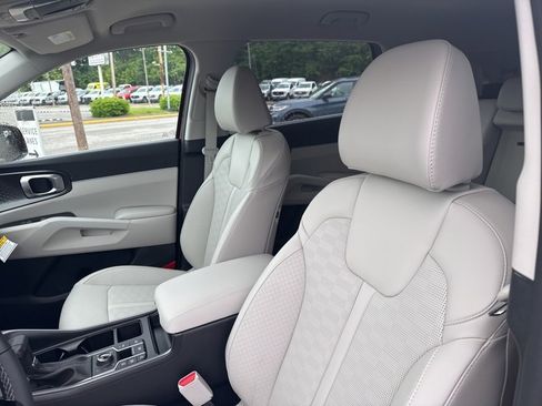 Used 2025 Kia Sorento S image 24