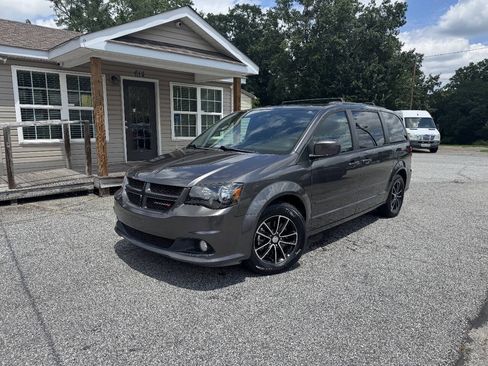 Used 2016 Dodge Grand Caravan R/T FWD image 2