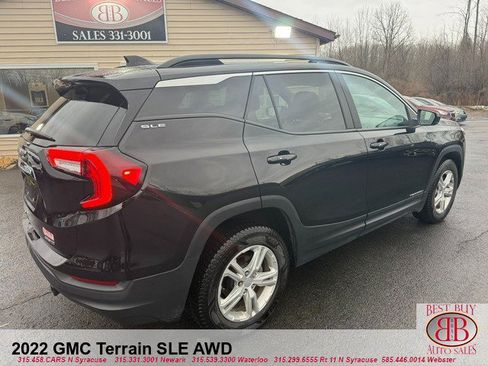 Used 2022 GMC Terrain SLE w/ Driver Convenience Package image 3