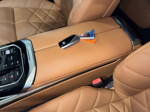 Used 2025 BMW 740i xDrive image 31