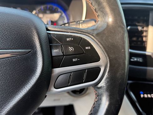 Used 2019 Chrysler Pacifica Touring-L FWD image 20