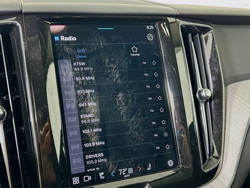 Used 2025 Volvo XC60 B5 Plus image 21