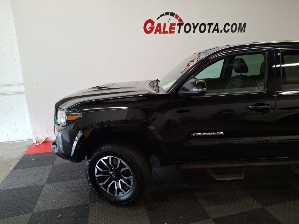 Used 2021 Toyota Tacoma TRD Sport w/ TRD Premium Sport Package AWD/4WD image 5
