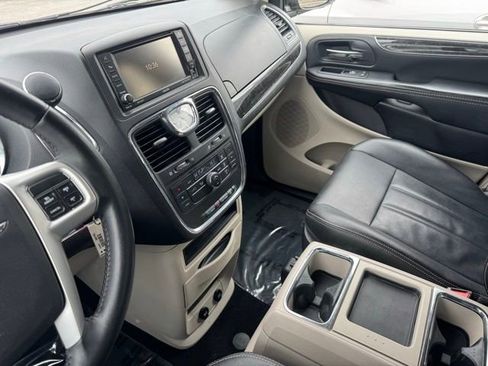 Used 2015 Chrysler Town & Country Touring image 15