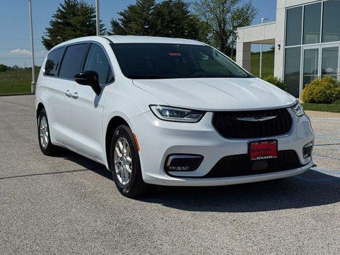 Used 2024 Chrysler Pacifica Touring-L FWD image 2
