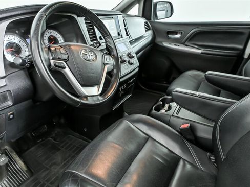 Used 2016 Toyota Sienna SE w/ SE Preferred Package FWD image 14