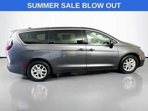 Used 2023 Chrysler Pacifica Touring-L FWD image 8