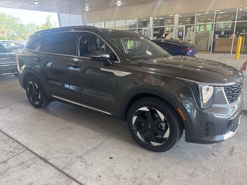 Certified 2025 Kia Sorento EX image 2