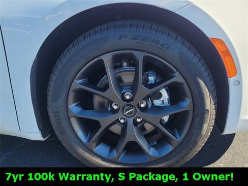 Used 2024 Chrysler Pacifica Limited w/ S Appearance Package image 9