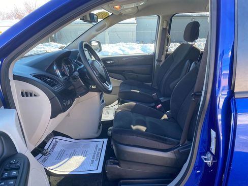 Used 2018 Dodge Grand Caravan SE w/ UConnect Hands-Free Group image 12