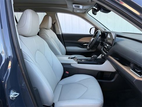 Used 2025 Toyota Grand Highlander AWD image 32