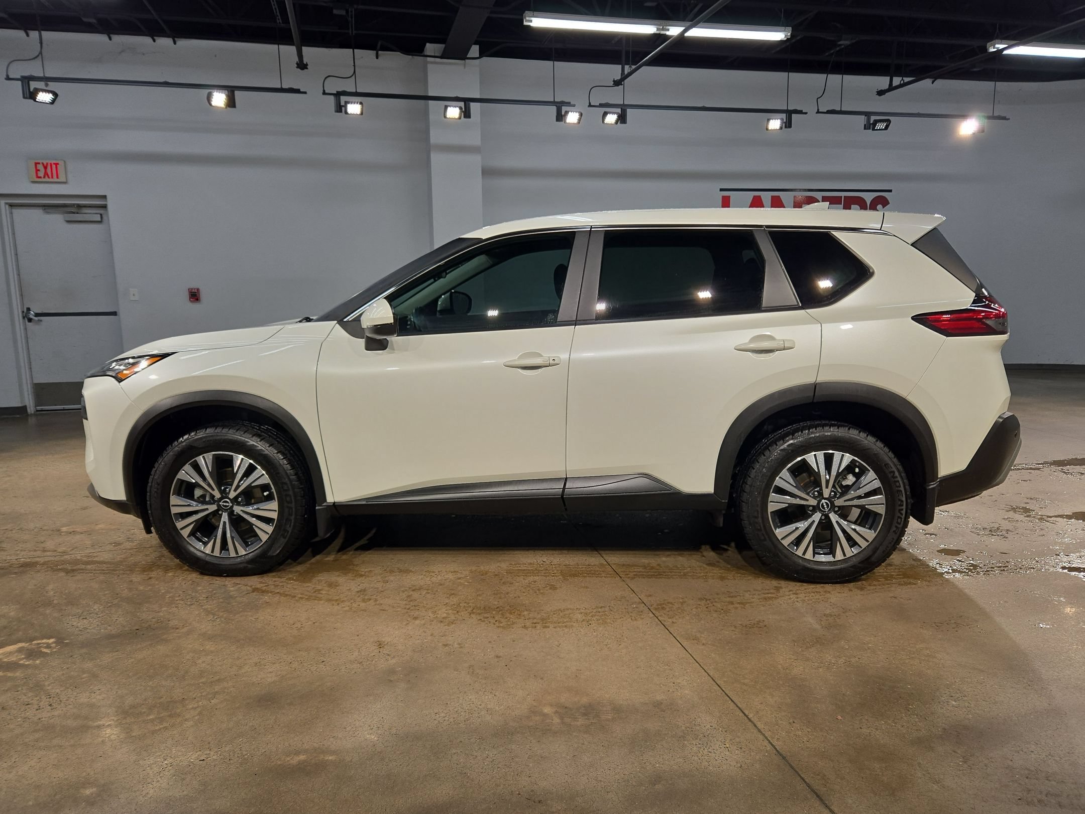 Used 2023 Nissan Rogue SV FWD image 4