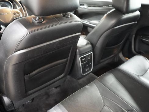 Used 2017 Chrysler 300 C RWD image 15