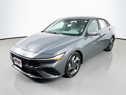 Used 2025 Hyundai Elantra SEL FWD image 3