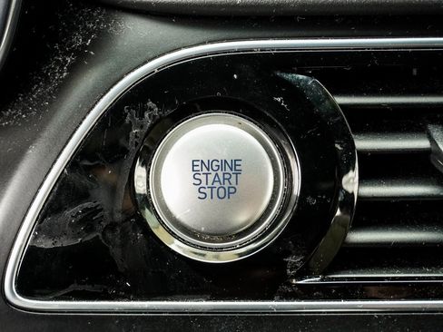 Used 2022 Genesis G70 2.0T image 29