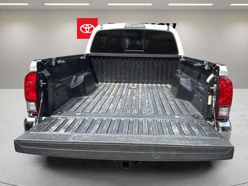 Used 2018 Toyota Tacoma SR5 AWD/4WD image 16