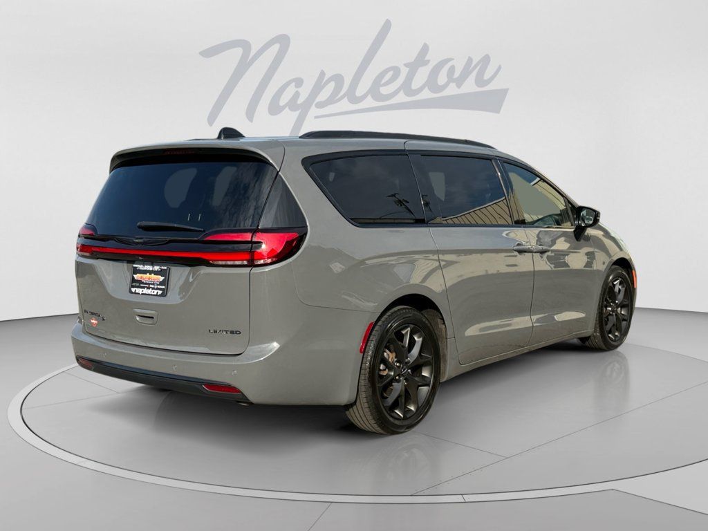 Certified 2025 Chrysler Pacifica Limited FWD image 6