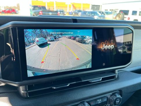 Used 2025 Jeep Wrangler Sport S image 17