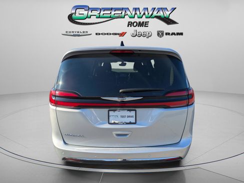 Used 2024 Chrysler Pacifica Touring-L image 6