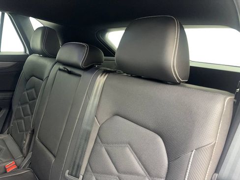 Used 2025 Volkswagen Atlas Cross Sport SE FWD image 35