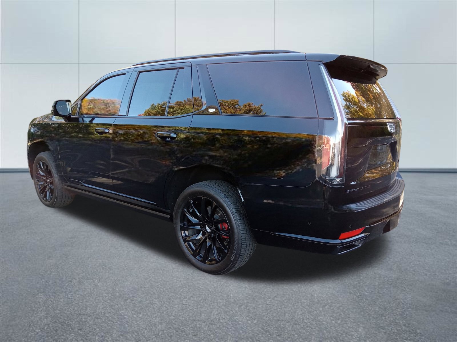 Used 2024 Cadillac Escalade Sport Platinum w/ LPO, ONYX Package AWD/4WD image 3