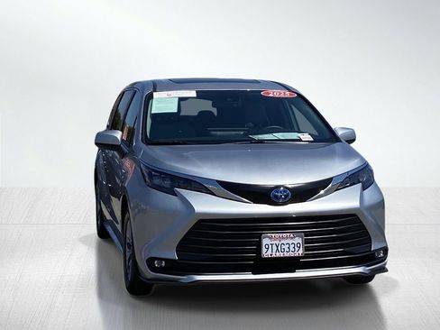 Certified 2025 Toyota Sienna XLE FWD image 13