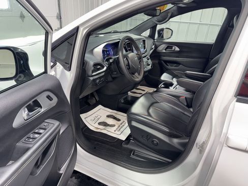 Used 2024 Chrysler Pacifica Select image 22
