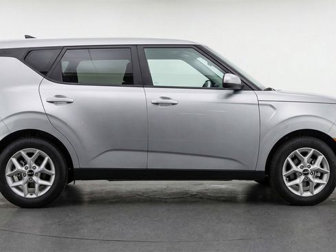 Used 2025 Kia Soul LX w/ LX Technology Package FWD image 11