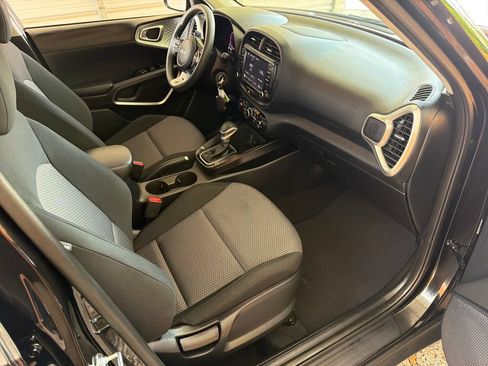 Used 2025 Kia Soul LX w/ LX Technology Package FWD image 25