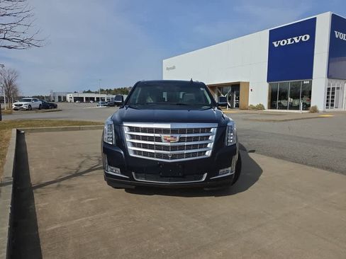 Used 2019 Cadillac Escalade Luxury w/ LPO, Radiant Package image 3