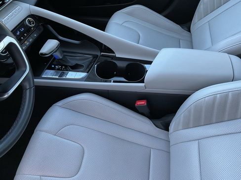 Used 2025 Hyundai Elantra Limited image 34