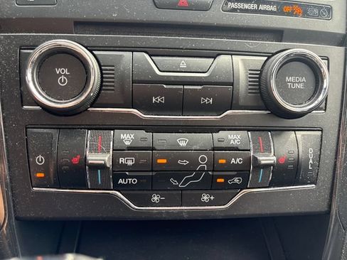 Used 2018 Ford Explorer XLT w/ Equipment Group 202A AWD/4WD image 23