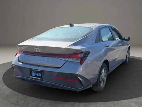 Used 2024 Hyundai Elantra SE FWD image 5