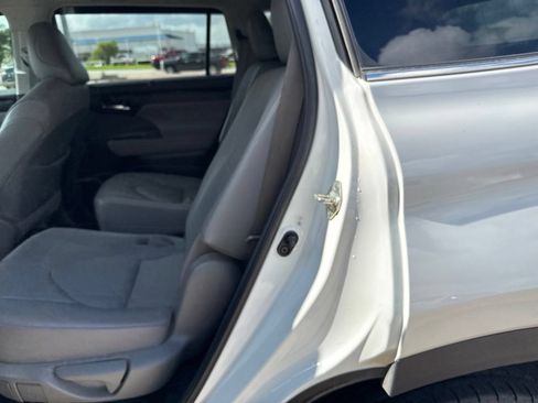 Used 2020 Toyota Highlander XLE AWD/4WD image 11