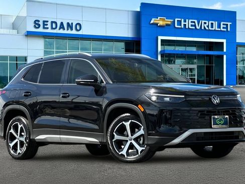 Used 2025 Volkswagen Tiguan SE FWD image 2