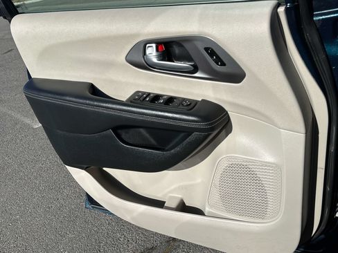 Used 2023 Chrysler Pacifica Touring-L image 12