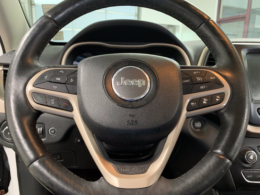 Used 2017 Jeep Cherokee Limited w/ Luxury Group AWD/4WD image 18