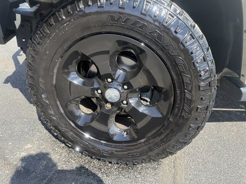 Used 2017 Jeep Wrangler Unlimited Sahara w/ Connectivity Group AWD/4WD image 33