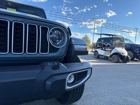 Used 2025 Jeep Wrangler Unlimited Sahara AWD/4WD image 12