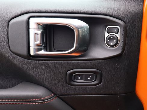 Used 2025 Jeep Wrangler Unlimited Rubicon w/ Convenience Group image 17